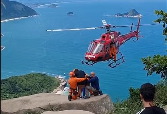 Bombeiros do Rio de Janeiro fazem resgate cinematográfico após mulher se acidentar em trilha; veja vídeo