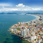 Com mar translúcido, imagem do cargueiro Workman vem à tona no Rio de Janeiro