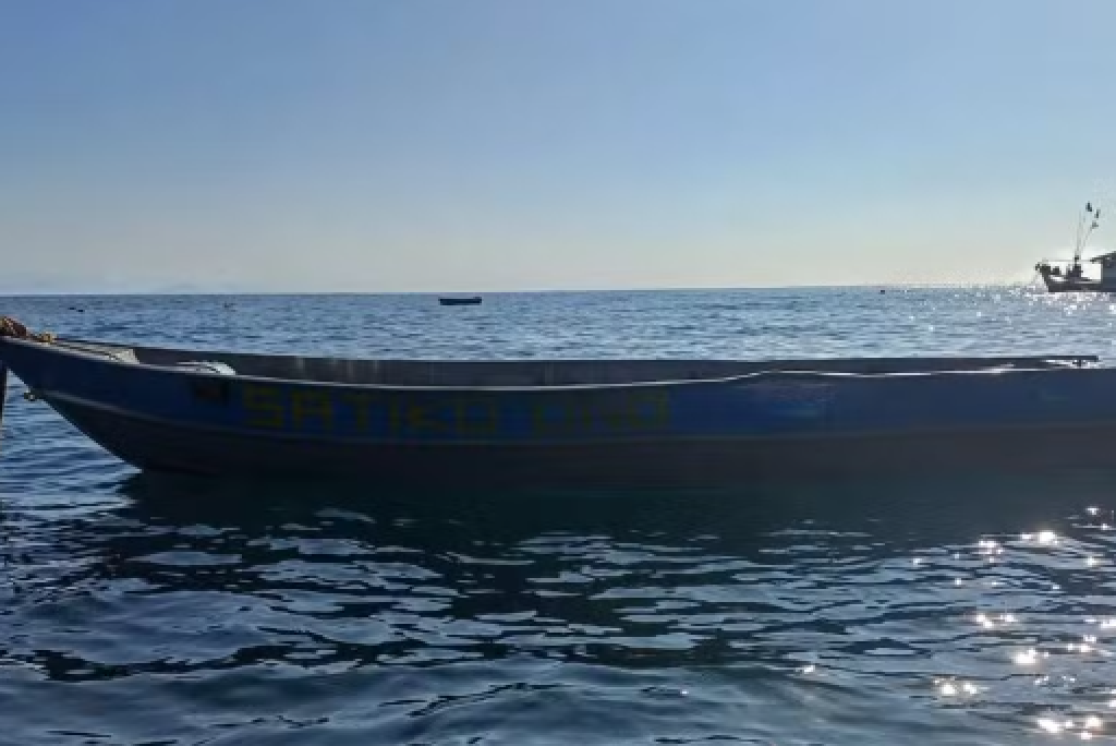 Embarcação utilizada por pescadores que desapareceram no mar em Ilhabela é encontrada; buscas por desaparecidos continuam