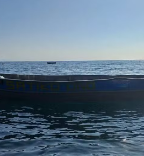 Carro de luxo atola em praia no litoral de SP e resgate é feito por banhista que passava de buggy