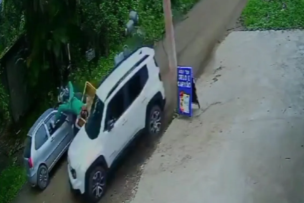 Criminosos roubam carros de turistas e atropelam entregador de gás durante fuga no litoral de SP; veja vídeo
