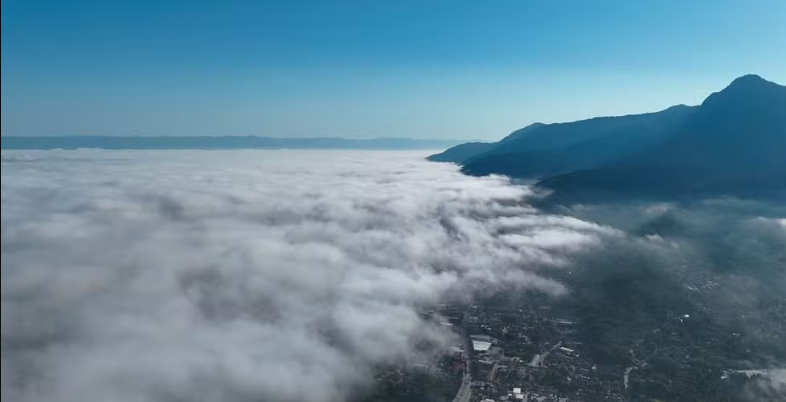 Céu de Ilhabela fica encoberto por neblina densa e forte