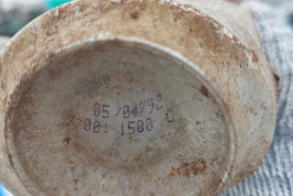 Lata de cerveja fabricada há exatos 32 anos é encontrada em limpeza de praia em Florianópolis