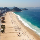 Veleiros gigantes desfilam pela orla do Rio de Janeiro e surpreendem banhistas