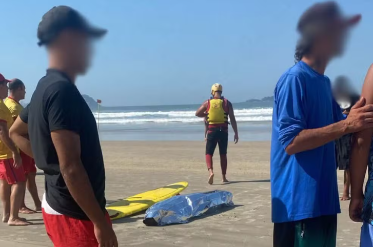Corpo de turista é achado por surfistas boiando no mar em Guarujá; vítima foi identificada pelo cartão do hotel no bolso