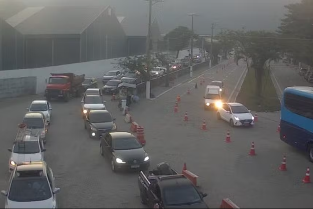 Motoristas enfrentam 2h30 de fila para travessia de balsa entre São Sebastião e Ilhabela