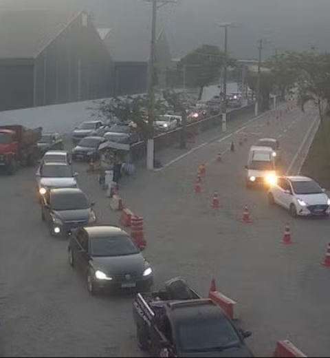 Incêndio em veículo interdita a Rodovia Oswaldo Cruz, em Ubatuba, por quase duas horas
