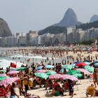 Dia típico de verão carioca tem Arpoador com praia lotada até de noite e pôr do sol sob aplausos