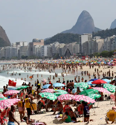 Decoração de Natal se destaca na Zona Noroeste de Santos com peças de material reciclável