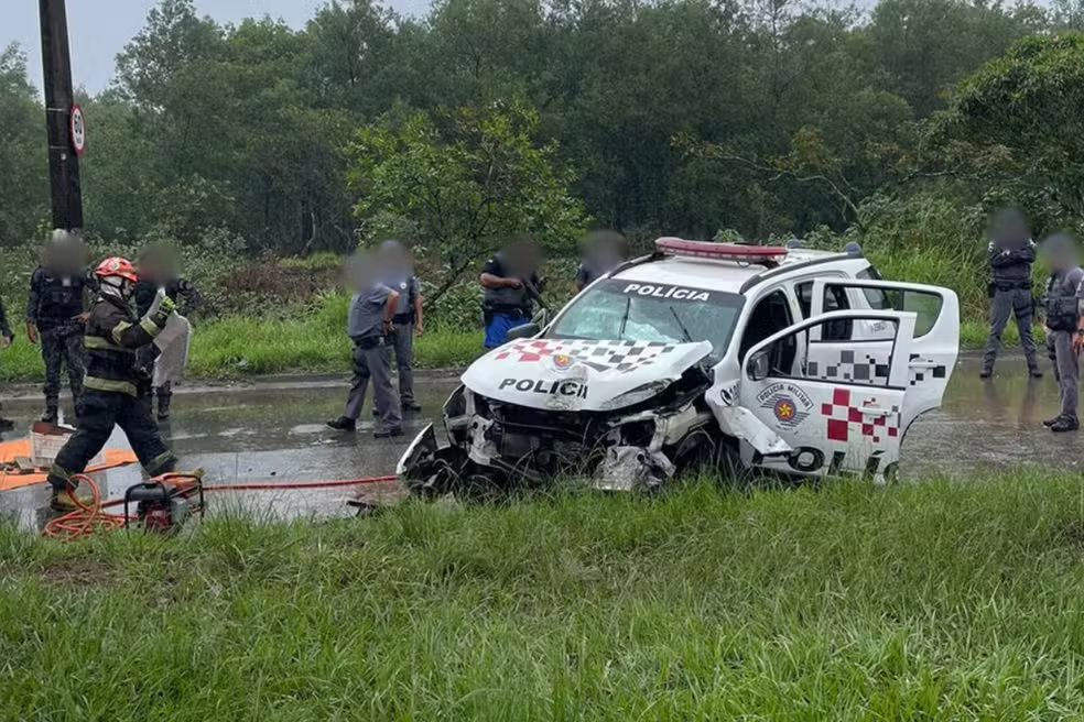 Viatura de PMs aquaplana, bate em árvore e policiais ficam feridos, em São Vicente