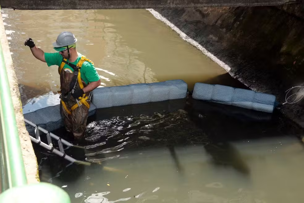 Barreira flutuante é instalada em Santos para evitar a poluição do mar