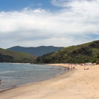 Embarcação encalha e tripulantes são resgatados em praia no litoral de SP; Vídeo