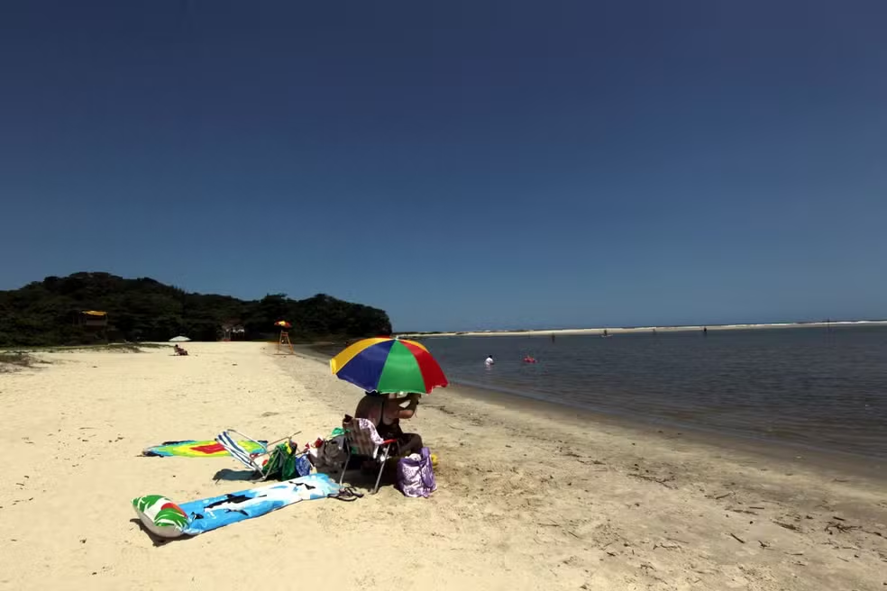 Turista de 13 anos desaparece no mar durante passeio com a família em Bertioga