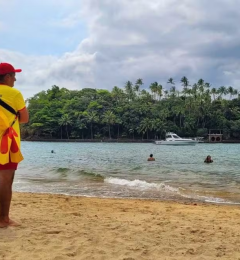 Turista de 13 anos desaparece no mar durante passeio com a família em Bertioga